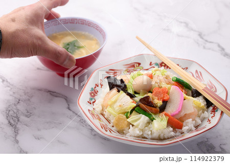 中華丼 白飯の上に八宝菜を盛りつけた日本式中華料理 中華丼 白飯の上に八宝菜を盛りつけた日本式中華料理 114922379