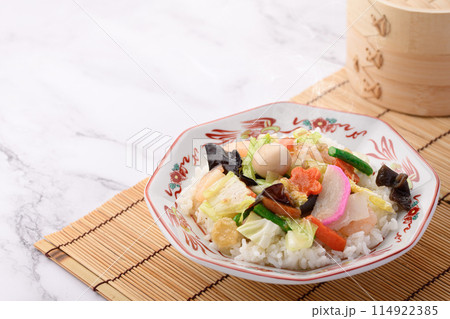 中華丼　白飯の上に八宝菜を盛りつけた日本式中華料理 114922385