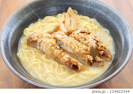 おいしい鶏の唐揚げ入りの醤油とんこつラーメン おいしい鶏の唐揚げ入りの醤油とんこつラーメン 114922544
