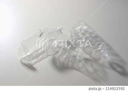 潰れたペットボトル 潰れたペットボトル 114922592