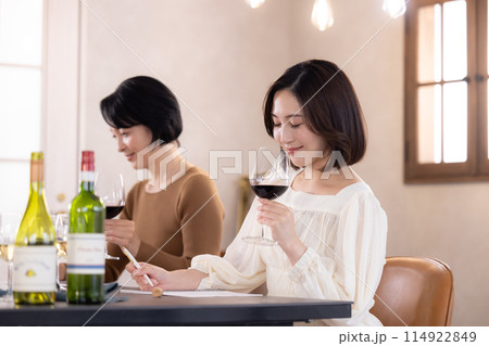 ワイン教室でテイスティングをする女性 ワイン教室でテイスティングをする女性 114922849