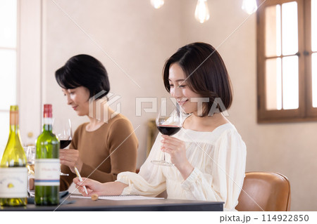 ワイン教室でテイスティングをする女性 ワイン教室でテイスティングをする女性 114922850