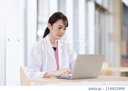 医療イメージ　白衣を着た医師のポートレート　　撮影協力：有明教育芸術短期大学 114922906