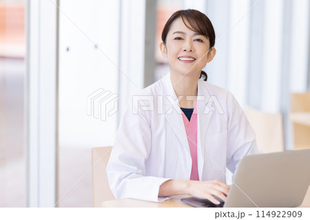 医療イメージ 白衣を着た医師のポートレート 撮影協力:有明教育芸術短期大学 医療イメージ 白衣を着た医師のポートレート 撮影協力:有明教育芸術短期大学 114922909