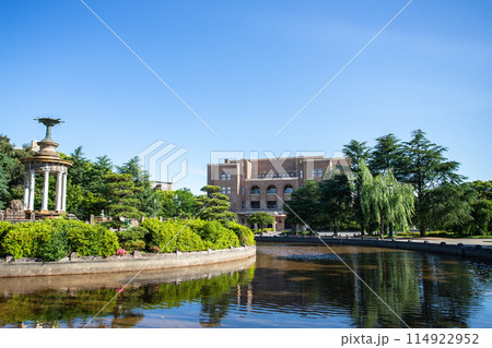 名古屋市公会堂と鶴舞公園の噴水 114922952