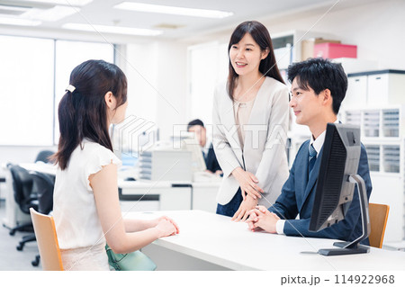 窓口で来客の対応をするビジネスパーソン 窓口で来客の対応をするビジネスパーソン 114922968