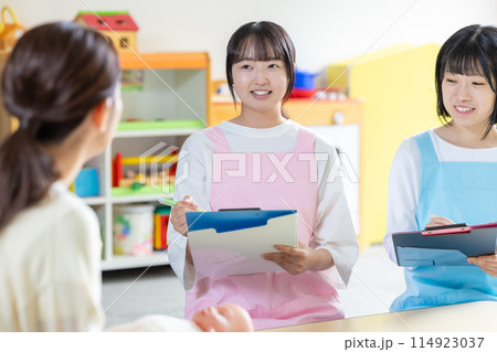保育実習室で授業を受ける学生と先生 撮影協力:有明教育芸術短期大学 保育実習室で授業を受ける学生と先生 撮影協力:有明教育芸術短期大学 114923037