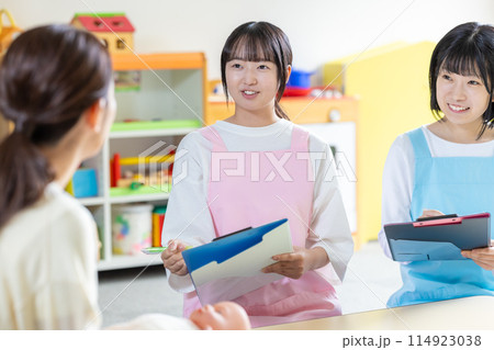 保育実習室で授業を受ける学生と先生　撮影協力：有明教育芸術短期大学 114923038