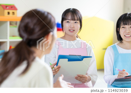 保育実習室で授業を受ける学生と先生 撮影協力:有明教育芸術短期大学 保育実習室で授業を受ける学生と先生 撮影協力:有明教育芸術短期大学 114923039