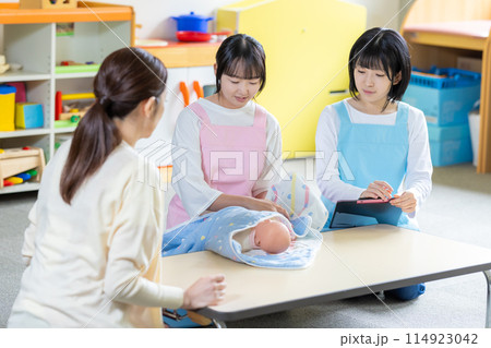 保育実習室で授業を受ける学生と先生 撮影協力:有明教育芸術短期大学 保育実習室で授業を受ける学生と先生 撮影協力:有明教育芸術短期大学 114923042