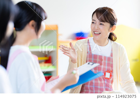 保育実習室で授業を受ける学生と先生　撮影協力：有明教育芸術短期大学 114923075