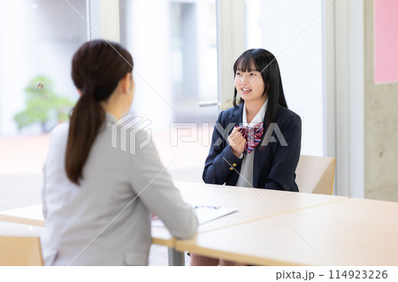 面談を受ける女子高生　撮影協力：有明教育芸術短期大学 114923226