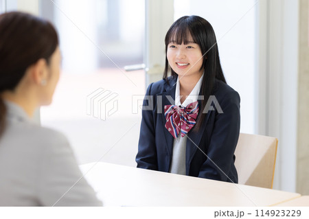 面談を受ける女子高生　撮影協力：有明教育芸術短期大学 114923229