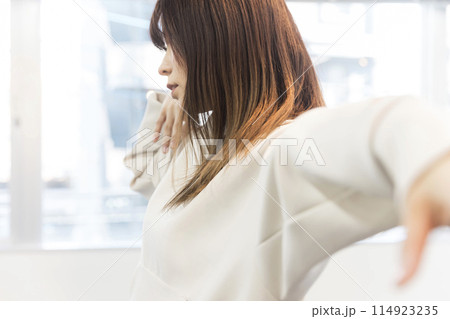 ダンススタジオで踊る若い女性 ダンススタジオで踊る若い女性 114923235