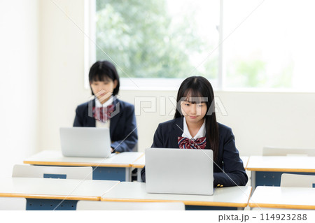 ノートパソコンで勉強する女子高生　撮影協力：有明教育芸術短期大学 114923288