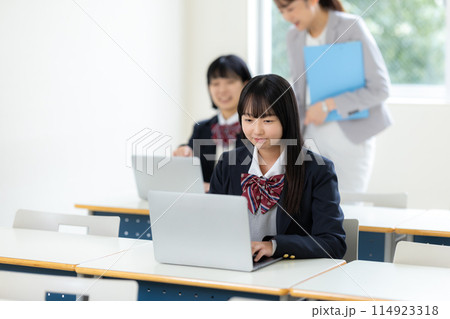 パソコンを使った授業を受ける女子高生と先生 撮影協力:有明教育芸術短期大学 パソコンを使った授業を受ける女子高生と先生 撮影協力:有明教育芸術短期大学 114923318