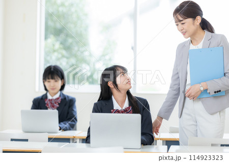 パソコンを使った授業を受ける女子高生と先生 撮影協力:有明教育芸術短期大学 パソコンを使った授業を受ける女子高生と先生 撮影協力:有明教育芸術短期大学 114923323