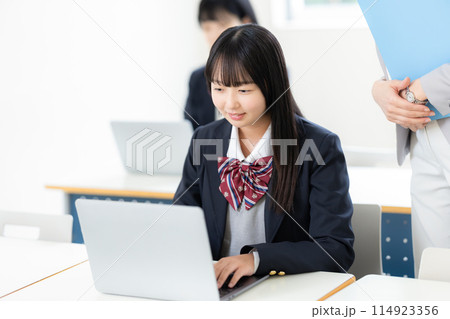 ノートパソコンで勉強する女子高生 撮影協力:有明教育芸術短期大学 ノートパソコンで勉強する女子高生 撮影協力:有明教育芸術短期大学 114923356