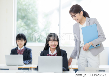 パソコンを使った授業を受ける女子高生と先生 撮影協力:有明教育芸術短期大学 パソコンを使った授業を受ける女子高生と先生 撮影協力:有明教育芸術短期大学 114923373