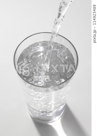 グラスに注がれるミネラルウォーター 114923489