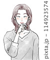 口に手を当てて笑うミドル女性 114923574