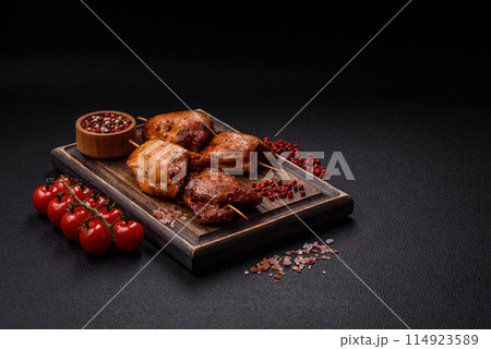 Juicy chicken kebab with salt, spices and herbs Juicy chicken kebab with salt, spices and herbs 114923589