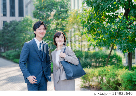 男女で外を歩くビジネスパーソン 114923640