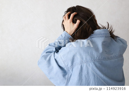 頭を抱える女性　絶望イメージ 114923916