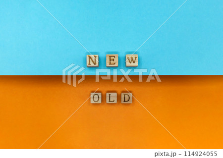 下のOLDのオレンジ色の背景の上に重なるNEWの青色の背景 下のOLDのオレンジ色の背景の上に重なるNEWの青色の背景 114924055