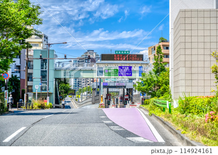 東京都目黒区の都市風景　山手通り　首都高　富ケ谷料金所 114924161