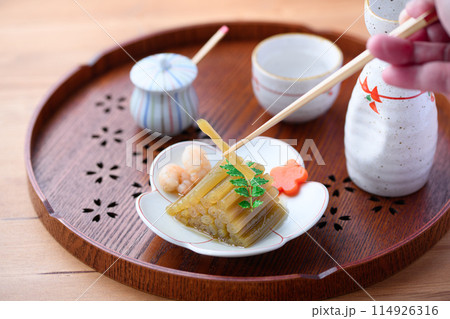 春の山菜料理 ふきの煮物と日本酒 春の山菜料理 ふきの煮物と日本酒 114926316