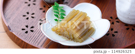 春の山菜料理　ふきの煮物と日本酒 114926325