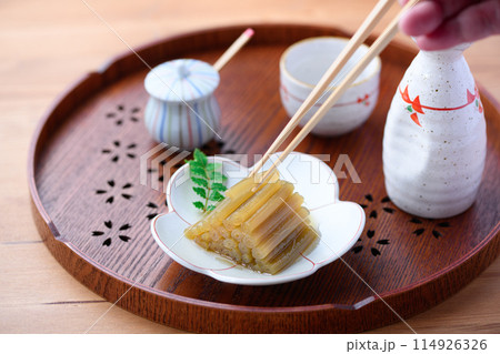 春の山菜料理　ふきの煮物と日本酒 114926326