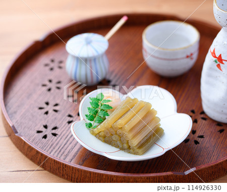 春の山菜料理 ふきの煮物と日本酒 春の山菜料理 ふきの煮物と日本酒 114926330