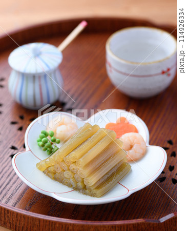 春の山菜料理　ふきの煮物と日本酒 114926334