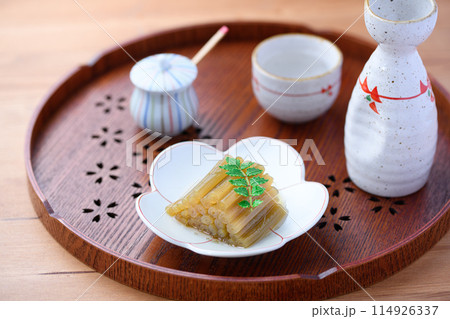 春の山菜料理　ふきの煮物と日本酒 114926337