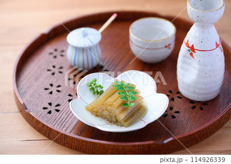 春の山菜料理 ふきの煮物と日本酒 春の山菜料理 ふきの煮物と日本酒 114926339
