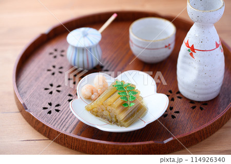 春の山菜料理　ふきの煮物と日本酒 114926340