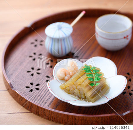 春の山菜料理　ふきの煮物と日本酒 114926341