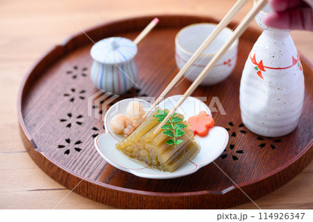 春の山菜料理　ふきの煮物と日本酒 114926347