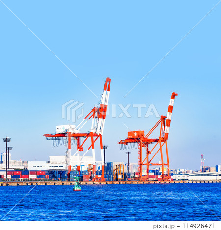 キリン とも呼ばれる ガントリークレーン が並ぶ 港湾施設 【 海上物流 の イメージ 】 114926471