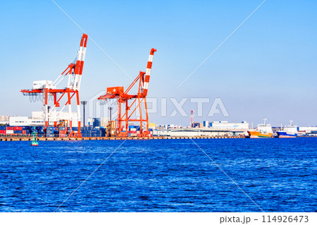 キリン とも呼ばれる ガントリークレーン が並ぶ 港湾施設 【 海上物流 の イメージ 】 キリン とも呼ばれる ガントリークレーン が並ぶ 港湾施設 【 海上物流 の イメージ 】 114926473