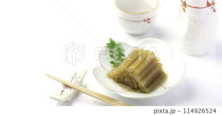 春の山菜料理　ふきの煮物（白バック） 114926524