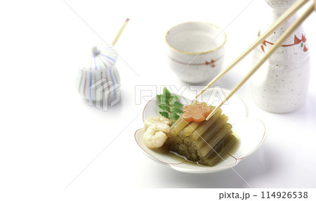 春の山菜料理　ふきの煮物（白バック） 114926538