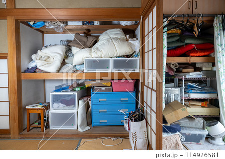 いろんなものがごちゃごちゃに入っている、和室の押し入れ 114926581