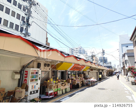 【新潟市】本町通り5番町 中央市場の街並み 114926755