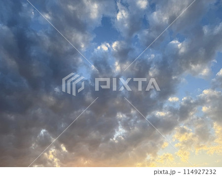 夕焼けの光と雲と青い空/The sky 114927232