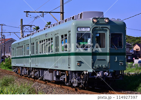 快晴の銚子電気鉄道線をゆく22000形電車 114927397