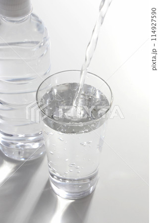 グラスに注がれたミネラルウォーター 114927590