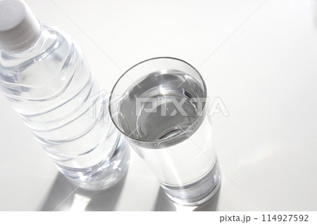 グラスに注がれたミネラルウォーター 114927592